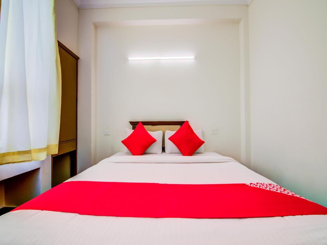 העיר בנגלור Hotel Golden Gates מראה חיצוני תמונה