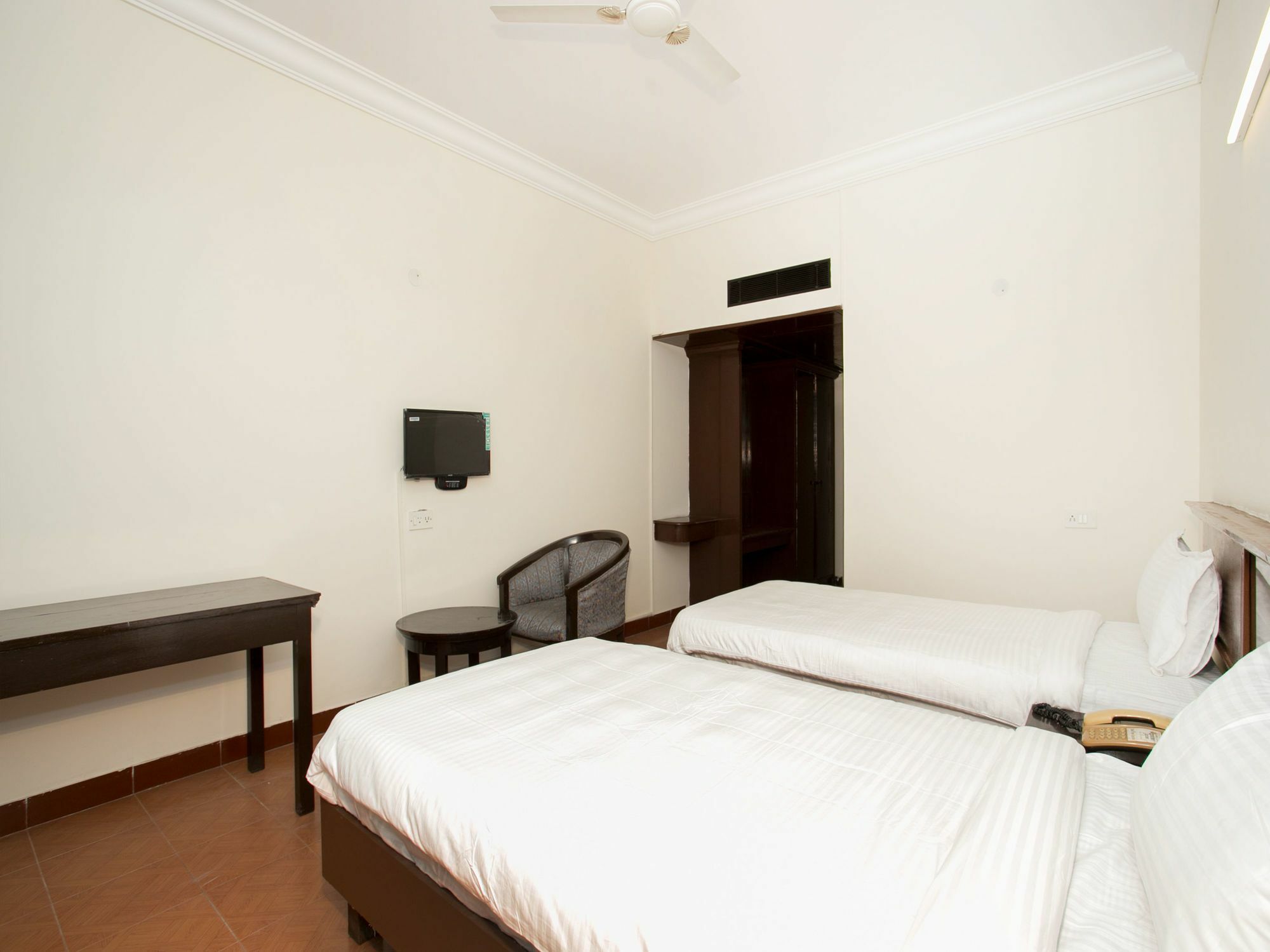 העיר בנגלור Hotel Golden Gates מראה חיצוני תמונה