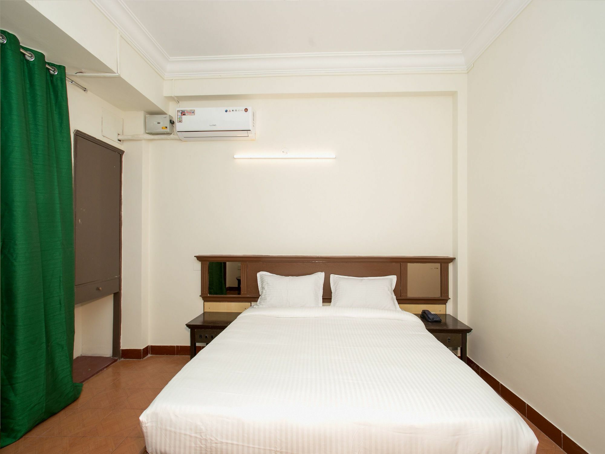 העיר בנגלור Hotel Golden Gates מראה חיצוני תמונה