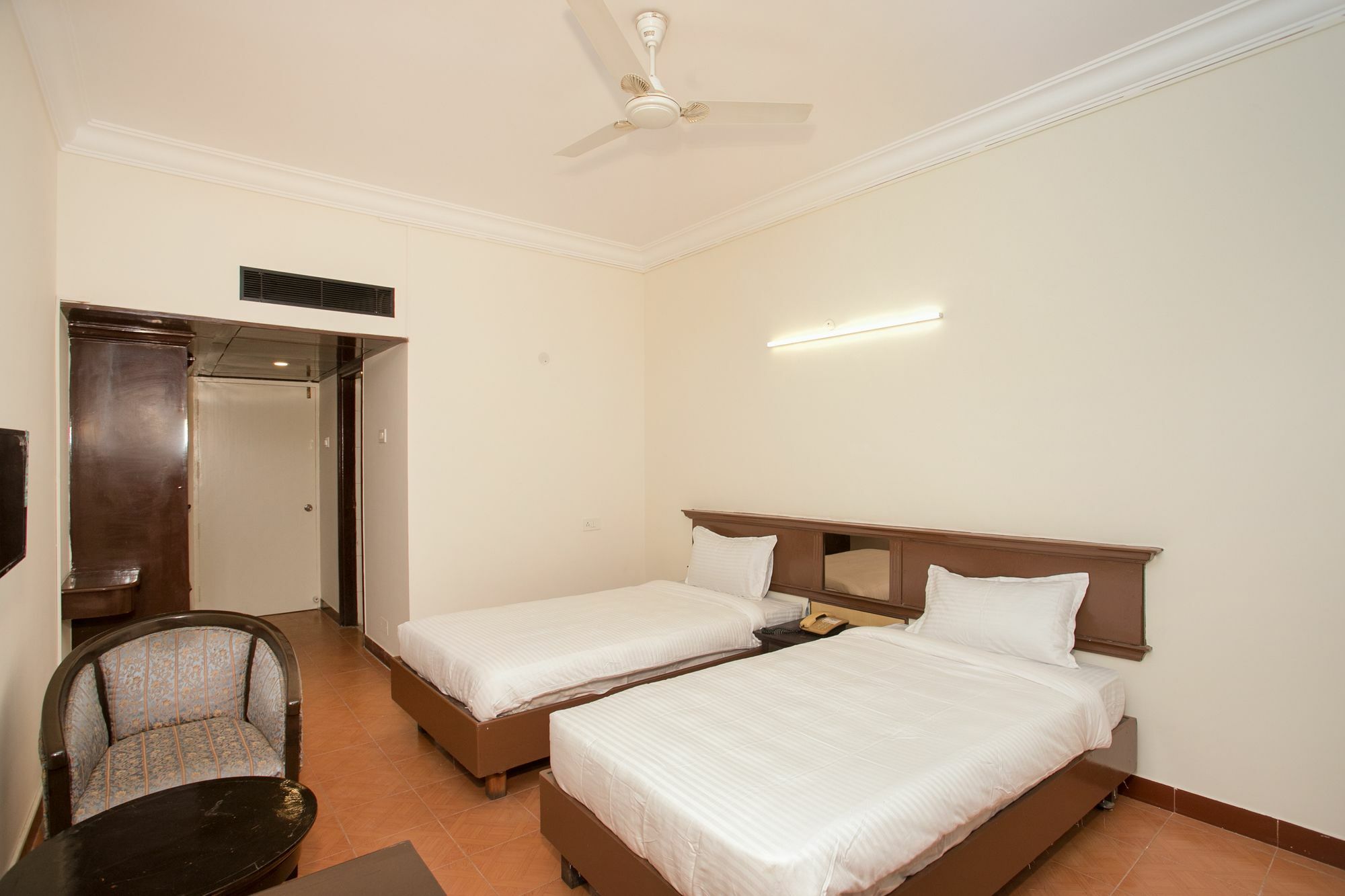 העיר בנגלור Hotel Golden Gates מראה חיצוני תמונה